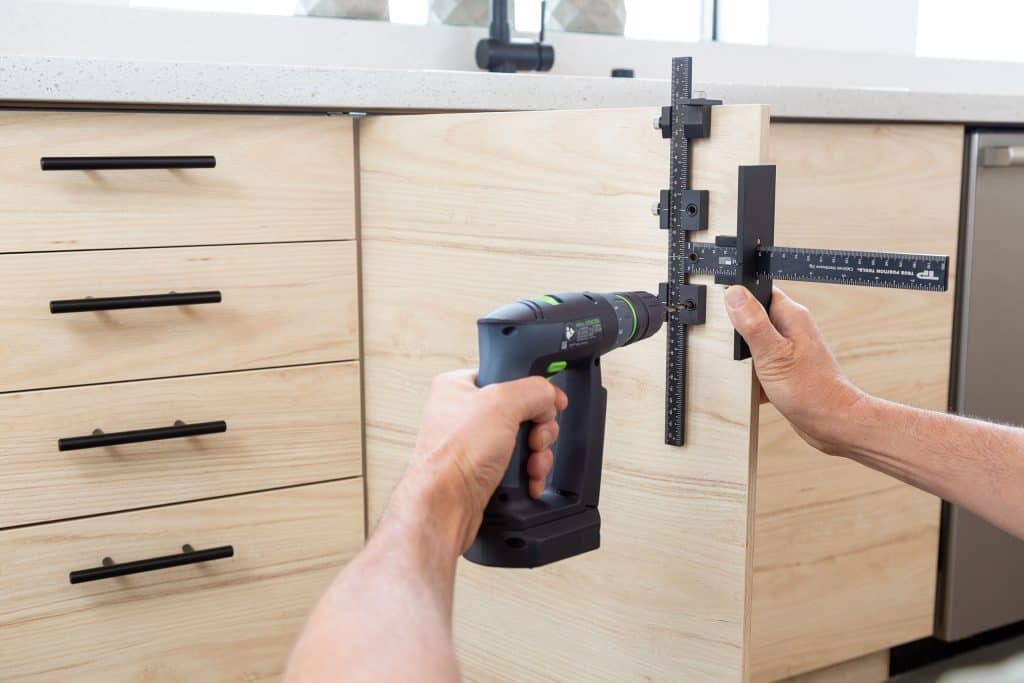 TP-1934 Cabinet Hardware Jig Handle Installation on Modern Slab Door